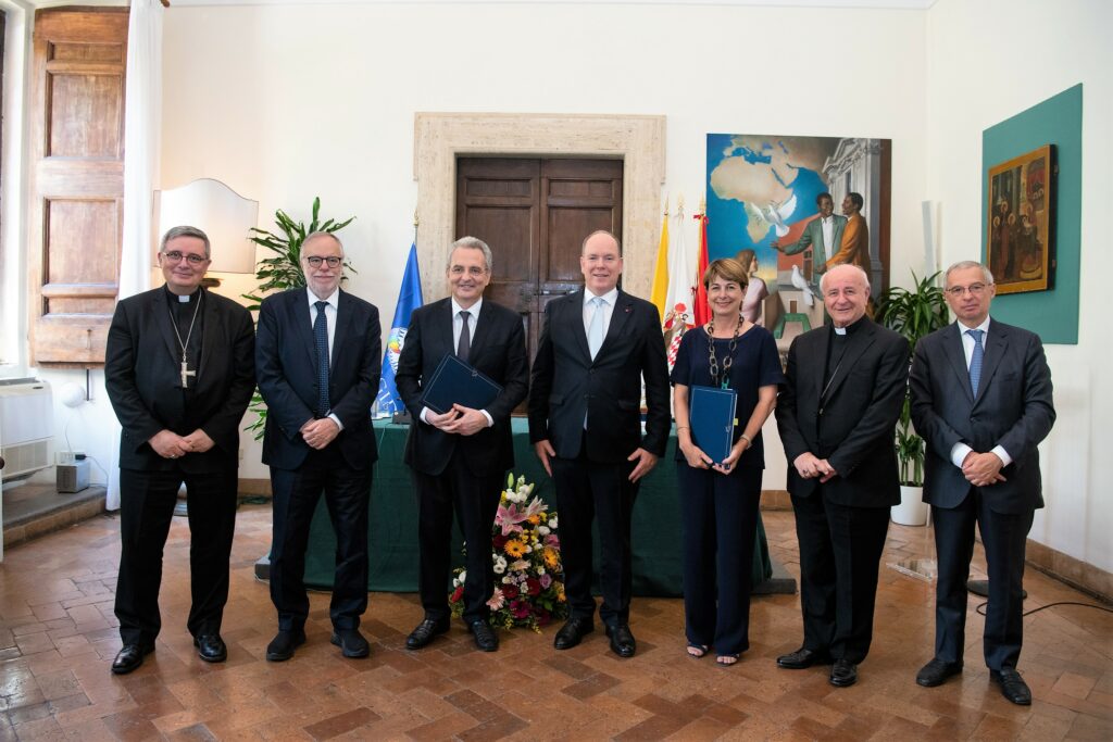 In presenza di S.A.S. il Principe Alberto II, il Ministro degli Esteri e della Cooperazione Internazionale, Isabelle Berro-Amadeï e il Presidente della Comunità di Sant'Egidio Marco Impagliazzo hanno firmato un protocollo di d'intesa per rafforzare il legame tra il Principato di Monaco e la Comunità di Sant'Egidio.