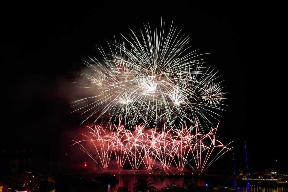 SABATO 13 agosto serata di fuochi d
artificio sul porto Hercule del Principato di Monaco