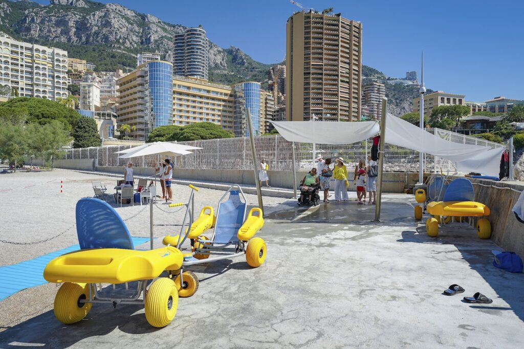 Alla spiaggia del Larvotto resterà aperto fino al 4 settembre il sito Handiplage, per aiutare le persone a mobilità ridotta a fare il bagno in mare