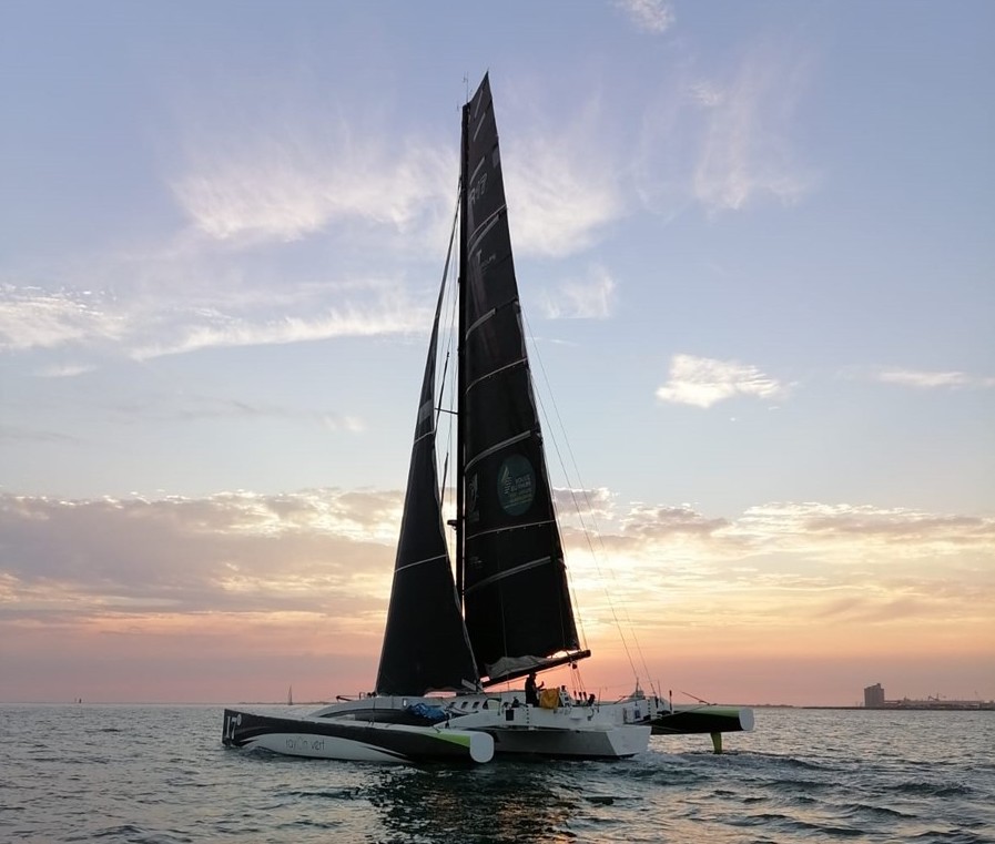 Oren Nataf, membro dello Yacht Club di Monaco, si è qualificato per la 12a edizione della Route du Rhum – Destinazione Guadalupa, a bordo del suo trimarano Rayon Vert.