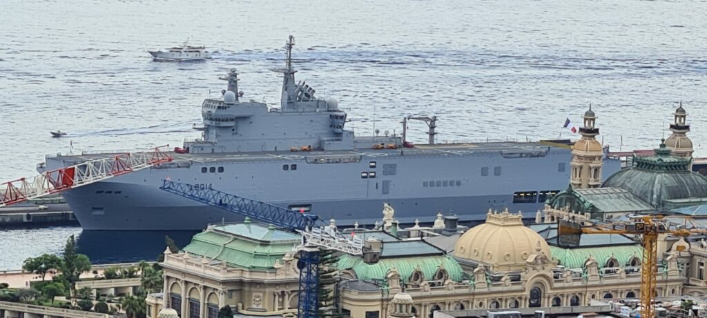 La porta elicotteri Tonnerre della Marina Militare francese è arrivata nel porto di Monaco