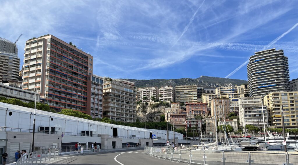 In corso il montaggio del Monaco Yacht Show nel porto di Monaco, qualche difficoltà nel traffico