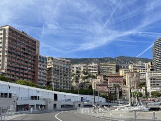 In corso il montaggio del Monaco Yacht Show nel porto di Monaco, qualche difficoltà nel traffico