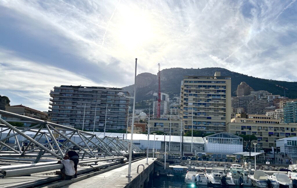 In corso il montaggio del Monaco Yacht Show nel porto di Monaco, qualche difficoltà nel traffico