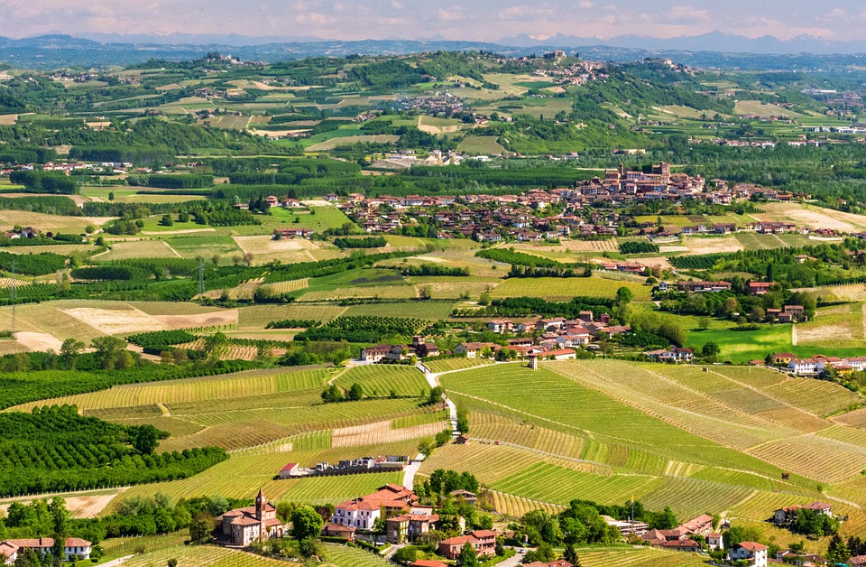 Foliage nelle Langhe per un week-end di benessere naturale dove scoprire oltre ai vini anche le Big Bench