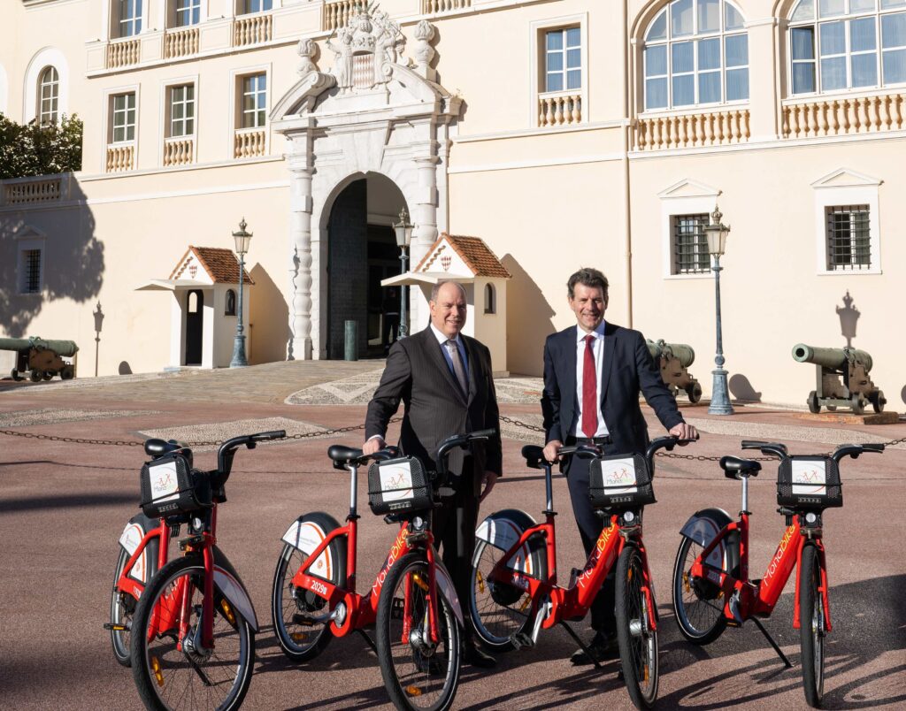 L'Ambasciatore Svizzero in Francia e Monaco, Roberto Balzaretti, è stato accolto sulla piazza di Palazzo dal Principe Alberto II di Monaco. L'Ambasciatore arrivato in bicicletta, è protagonista di un singolare progetto: Una bicicletta, un ambasciatore, incontri con la Svizzera