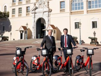 L'Ambasciatore Svizzero in Francia e Monaco, Roberto Balzaretti, è stato accolto sulla piazza di Palazzo da S.A.S. il Principe Alberto II di Monaco. L'Ambasciatore arrivato in bicicletta, è protagonista di un singolare progetto: Una bicicletta, un ambasciatore, incontri con la Svizzera