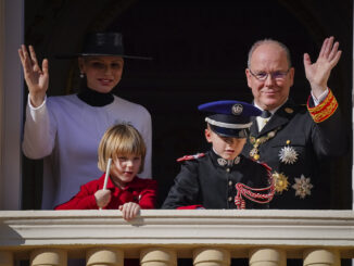 Una folla festosa ha omaggiato S.A.S. il Principe Alberto II e la sua famiglia nel giorno della Festa Nazionale Monegasca. Radiosa la Principessa Charlene e i figli Jacques e Gabriella