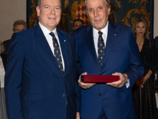 Il Principe Alberto II di Monaco conferisce l'insegnadi Grande Ufficiale dell'Ordine dei Grimaldi a Michel Boeri presidente della Corona e dell'Automobile Club