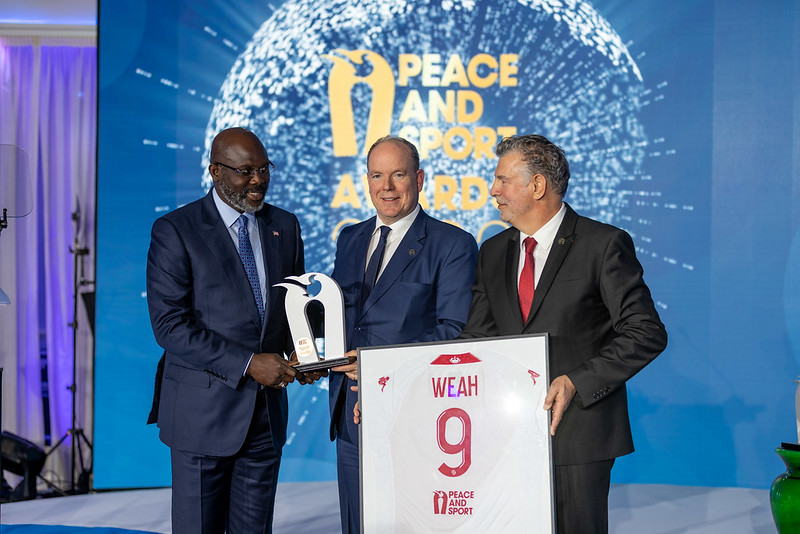 Il Principe Albert II premia a Peace and Sport George Weah, presidente della Liberia ed ex campione di calcio per il suo impegno per la democrazia e la riconciliazione nel suo Paese