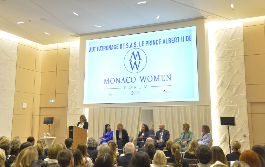 Cinzia Sgambati Colman, giornalista e fondatrice del Monaco Women Forum ha aperto il forum con un discorso.