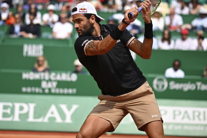 Al Monte-Carlo Masters di Tennis, Matteo Berettini batte lo statunitense Cressy e giocherà mercoledì 12 aprile, nel suo compleanno, contro l'argentino Cerundolo.