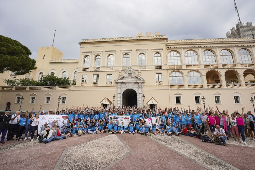 140 bambini malati hanno assistito al cambio della guardia dei carabinieri al Palazzo del Principe di Monaco accompagnati dall'associazione Louis Carlesimo