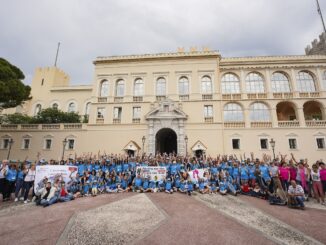 140 bambini malati hanno assistito al cambio della guardia dei carabinieri al Palazzo del Principe di Monaco accompagnati dall'associazione Louis Carlesimo