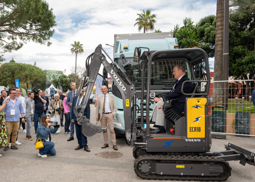 Al salone EVER Monaco sulla mobilità sostenibile visita del Principe Alberto II 