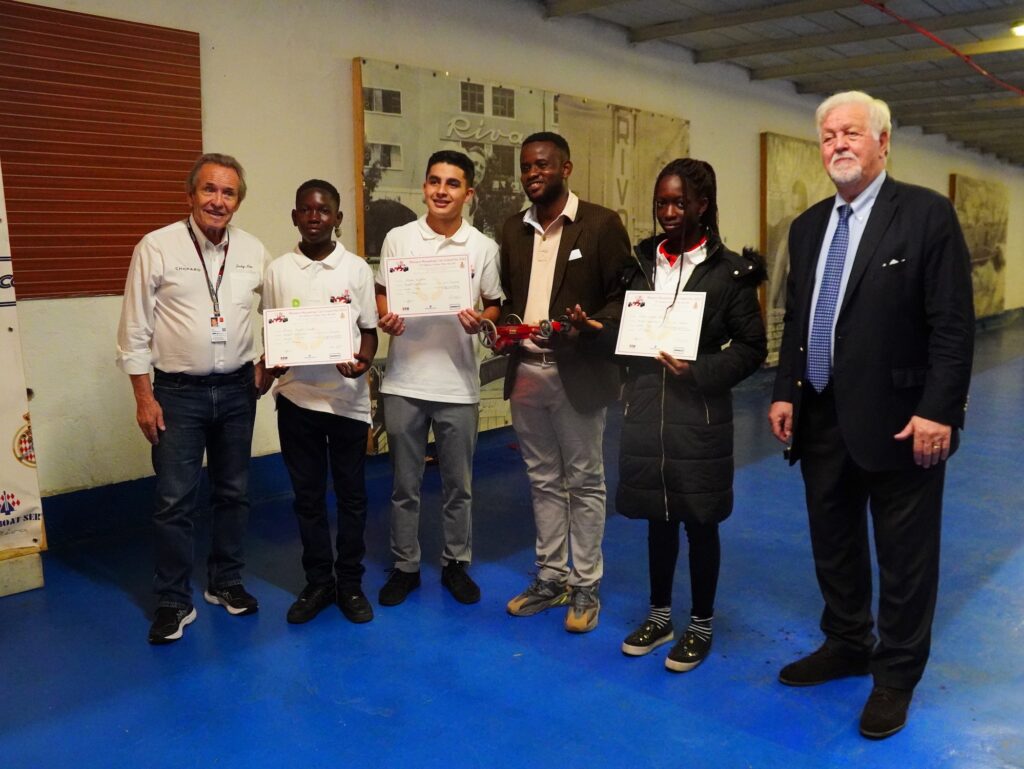 Marco Casiraghi, fondatore del Monaco Mouse Trap Car, insieme a Jacky Ickx premiano i ragazzi del Togo per il Design Innovativo