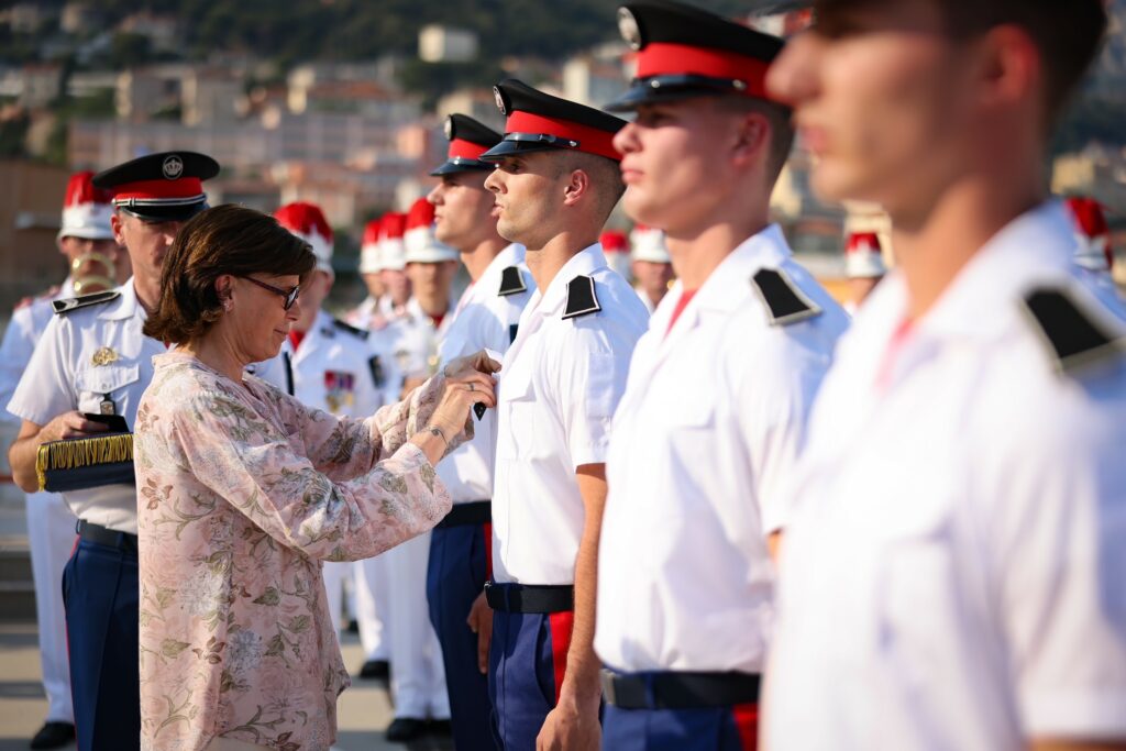 La Principessa Stephanie di Monaco consegna le insegne agli allievi Carabinieri di Monaco