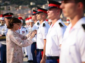 La Principessa Stephanie di Monaco consegna le insegne agli allievi Carabinieri di Monaco