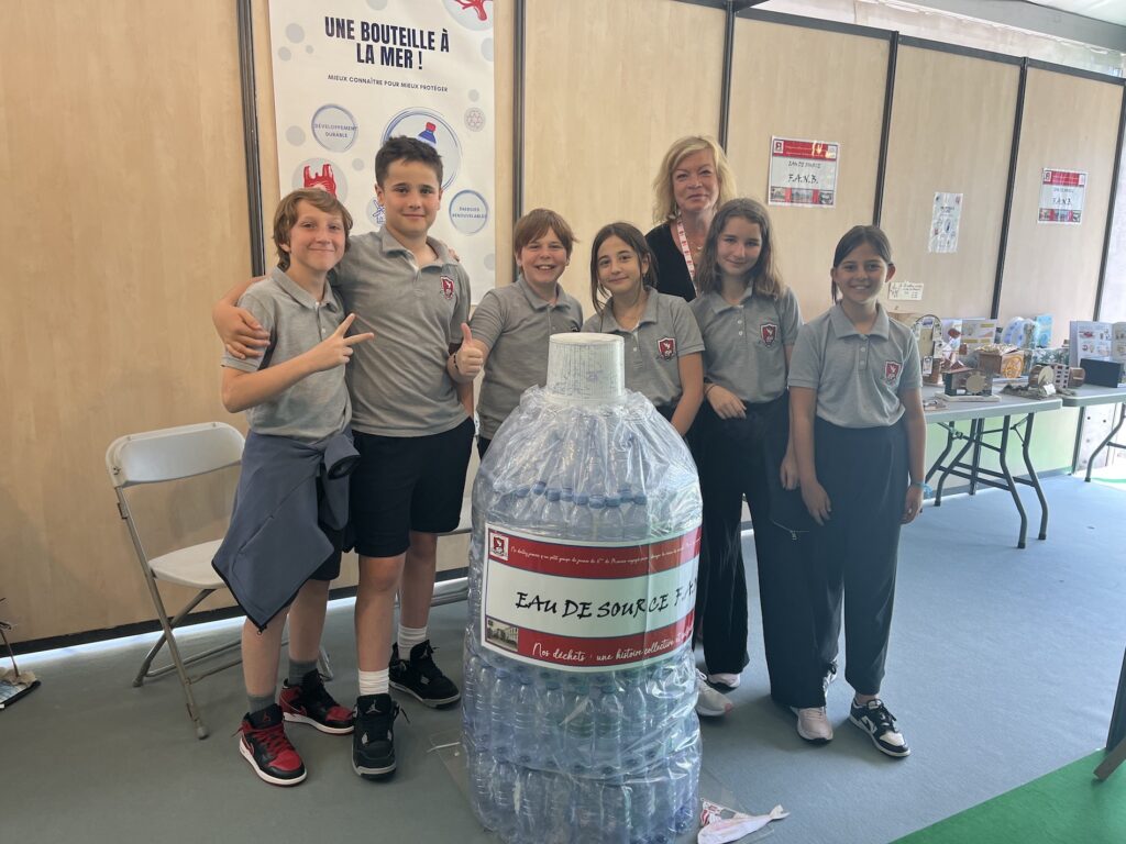 I ragazzi di prima media di FNB Monaco hanno allestito uno stand sui danni della plastica e l'importanza dell'acqua