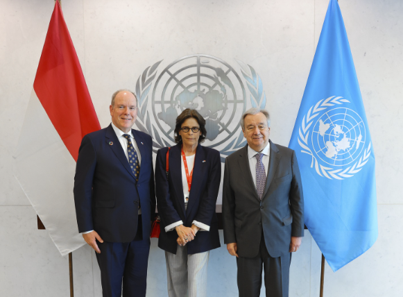 S.A.S. il Principe Alberto II, S.A.S. la Principessa Stéphanie hanno partecipato alle celebrazioni del 30° anniversario dell'ammissione di Monaco all'Organizzazione delle Nazioni Unite, nell'ambito delle celebrazioni del centenario della nascita del Principe Ranieri III.