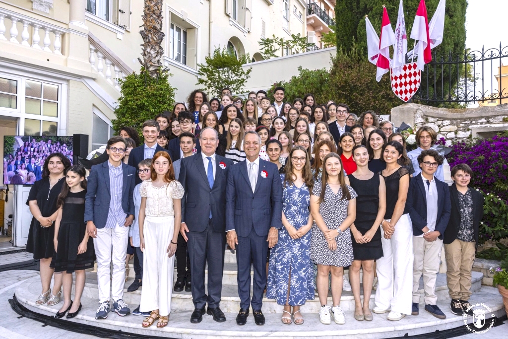 Come da tradizione nella Corte d'onore del Comune di Monaco, in presenza S.A.S. il Principe Alberto II, del Ministro di Stato Pierre Dartout e de "padrone di casa" il sindaco Georges Marsan, si è tenuta la premiazione del concorso di lingua monegasca. Premiati 60 studenti.