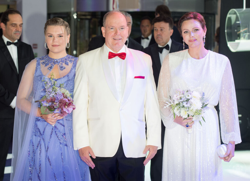 LL.AA.SS. il Principe Albert II e la Principessa Charlene, hanno presieduto la 74a serata di Gala della Croix Rouge de Monaco, accompagnati dalla nipote, Camille Gottlieb.