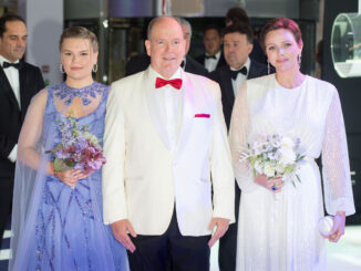 LL.AA.SS. il Principe Albert II e la Principessa Charlene, hanno presieduto la 74a serata di Gala della Croix Rouge de Monaco, accompagnati dalla nipote, Camille Gottlieb.