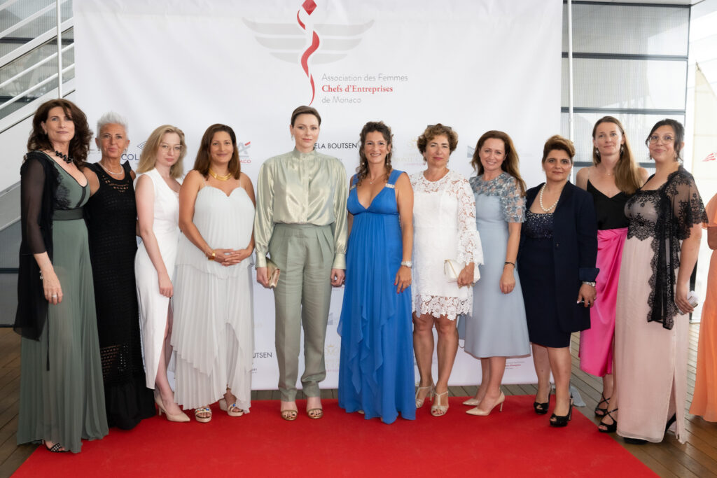 Alla presenza di S.A.S. la Principessa Charlene e del Ministro di Stato Pierre Dartout, l'associazione Femmes Chef d'Entreprises di Monaco ha organizzato una serata d'estate per celebrare le donne imprenditrici.