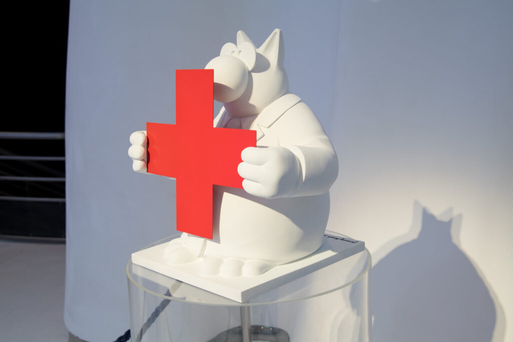 La scultura "Le Chat" per la Croix Rouge di Monaco, realizzata dall'artista belga Philippe Geluk
