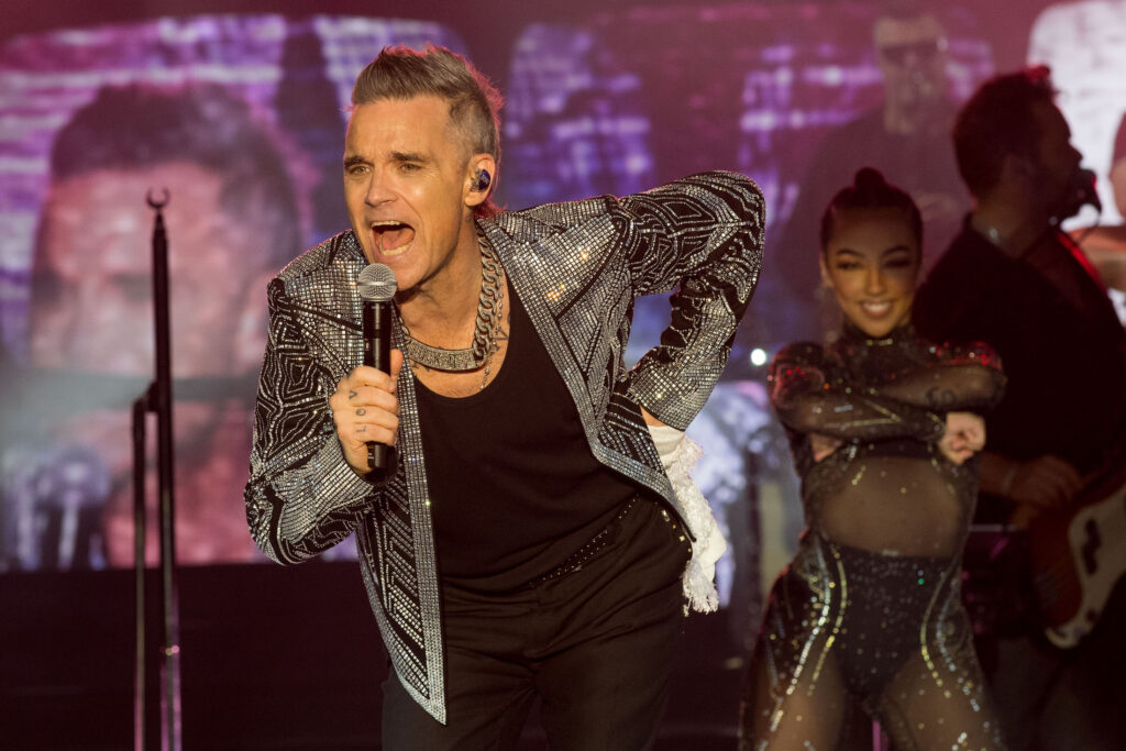 Robbie Williams sul palco della Salle des Etoiles di Monte-Carlo per il Gala della Croce rossa di Monaco