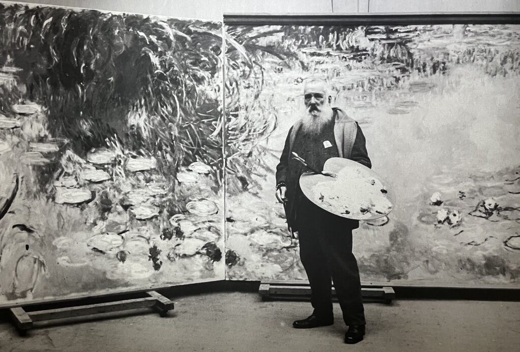 L'impressionista francese Claude Monet, anziano, dipinge le sue predilette ninfee nel lago