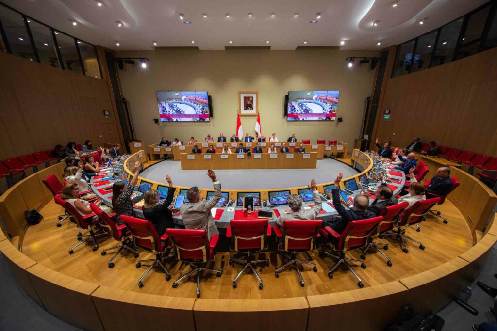 Il ministro Pierre Dartout chiede una riunione al Conseil National di Monaco per discutere sulla metodologia di lavoro tra governo e assemblea per esaminare i disegni di legge.