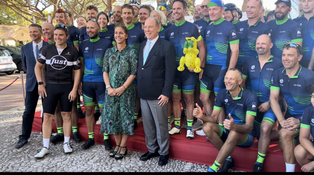 S.A.S il Principe Albert II de Monaco ha accolto i ciclisti che hanno cvorso da Londra a Monaco per la protezione degli oceani con Blue Marine Foundation