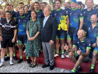S.A.S il Principe Albert II de Monaco ha accolto i ciclisti che hanno cvorso da Londra a Monaco per la protezione degli oceani con Blue Marine Foundation