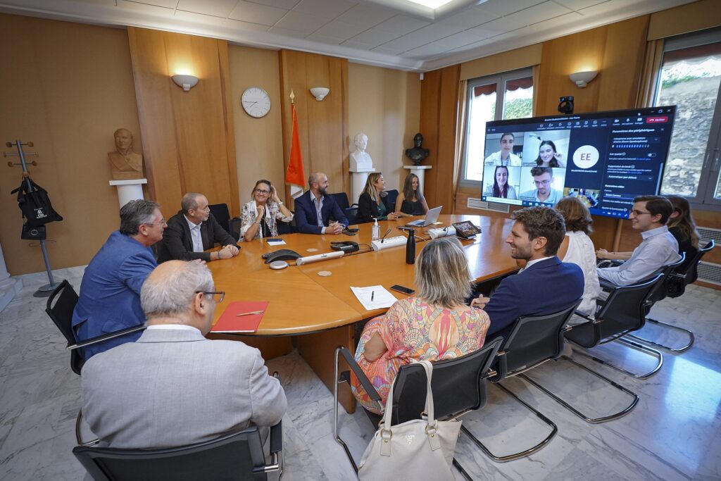 Il Ministro di Monaco di Affari sociali e Sanità Robino ha incontrato gli studenti di medicina e farmacia