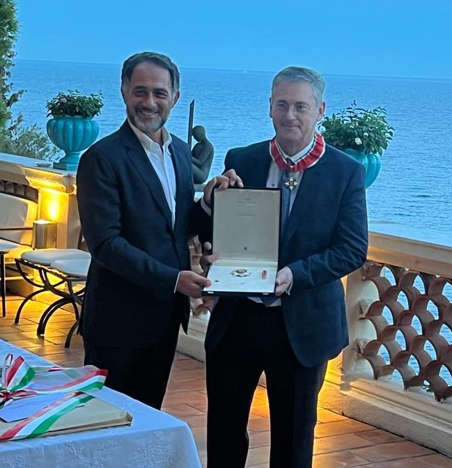 Il Ministro della Sanità del Principato di Monaco, Christophe Robino, ha ricevuto, dalle mani dell'Ambasciatore Giulio Alaimo, le insegne di commendatore dell'Ordine della Stella d'Italia 