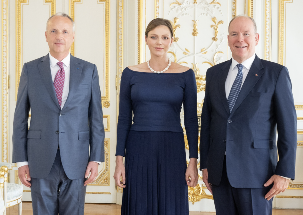 L'Ambasciatore Straordinario e Plenipotenziario della Repubblica Francese presso il Principato di Monaco, Jean d'Haussonville, ha presentato le proprie credenziali al Principe Alberto II accompagnato dalla Principessa Charlene