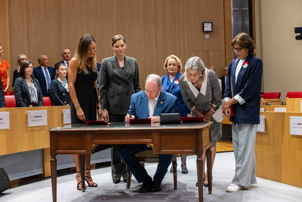 Il Consiglio Nazionale di Monaco ha celebrato il centenario della nascita del Principe Ranieri III alla presenza dei Principi