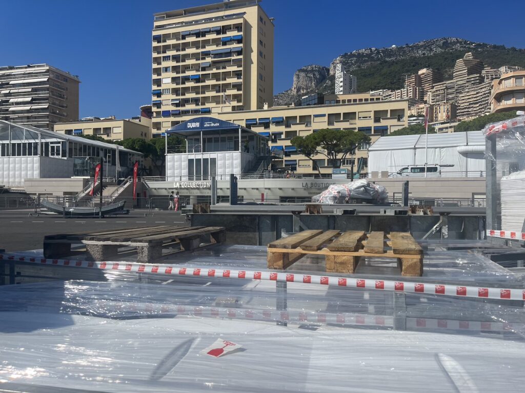 È in fase di preparazione il villaggio, nel porto Hercule, che ospiterà la prossima edizione del Monaco Yacht Show, dal 27 al 30 settembre