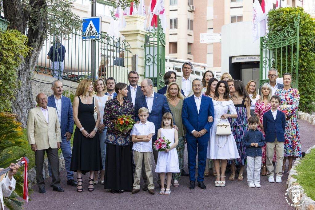 Il sindaco Georges Marsan e i membri del Consiglio comunale hanno accolto il Principe e la Principessa, i loro figli e diversi membri della famiglia dei Principi al Parco della Principessa Antonietta per il tradizionale picnic annuale dei monegaschi, "U Cavagnëtu.