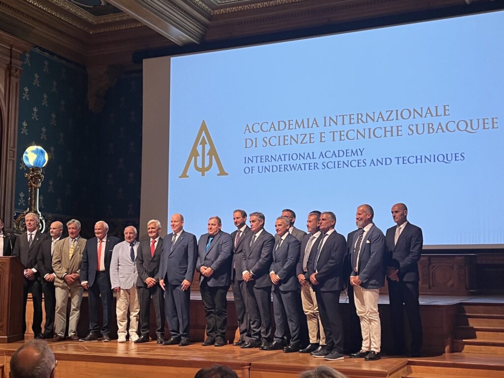 Foto di gruppo finale, al centro S.A.S. il Principe Albert II, con alcuni dei membri dell'Accademia Internazionale di Scienze e Tecniche Subacquee