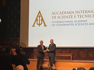 Foto di gruppo finale, al centro S.A.S. il Principe Albert II, con alcuni dei membri dell'Accademia Internazionale di Scienze e Tecniche Subacquee