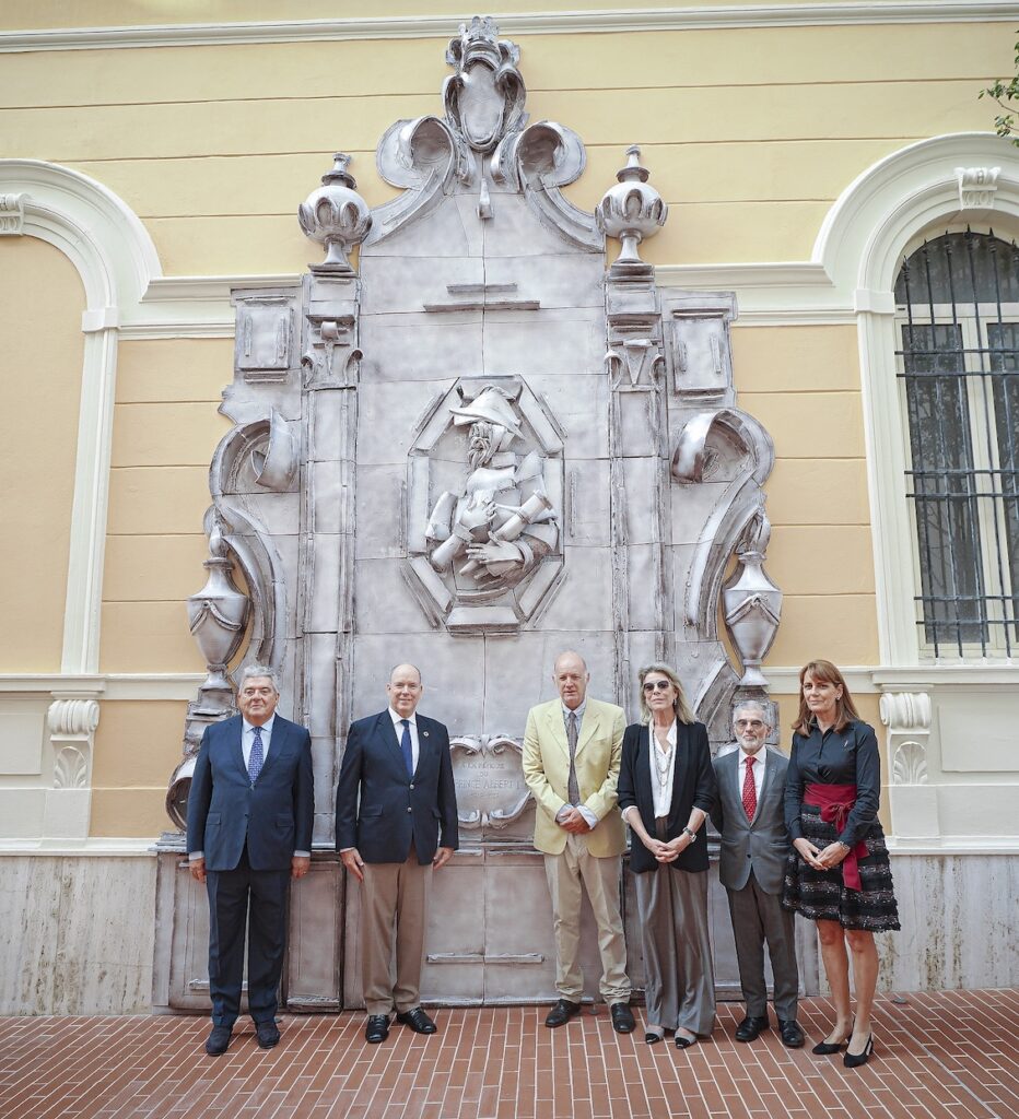 S.A.S. il Principe Sovrano e S.A.R. la Principessa di Hannover hanno inaugurato un monumento in omaggio al Principe Alberto I, commissionato all'artista italiano Giuseppe Ducrot e installato sull'esterno della facciata laterale del Liceo Alberto Ier a Monaco-Ville