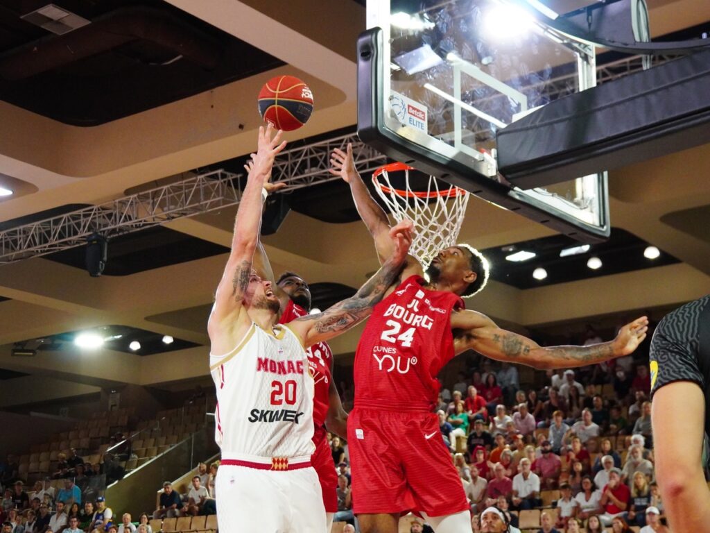 Dopo due sconfitte in Eurolega, l'ultima contro la Virtus bologna, l'ASMonaco Basket segna invece la settima vittoria consecutiva in campionato, prende la testa, battendo in casa Bourg-en-Bresse 78-67.