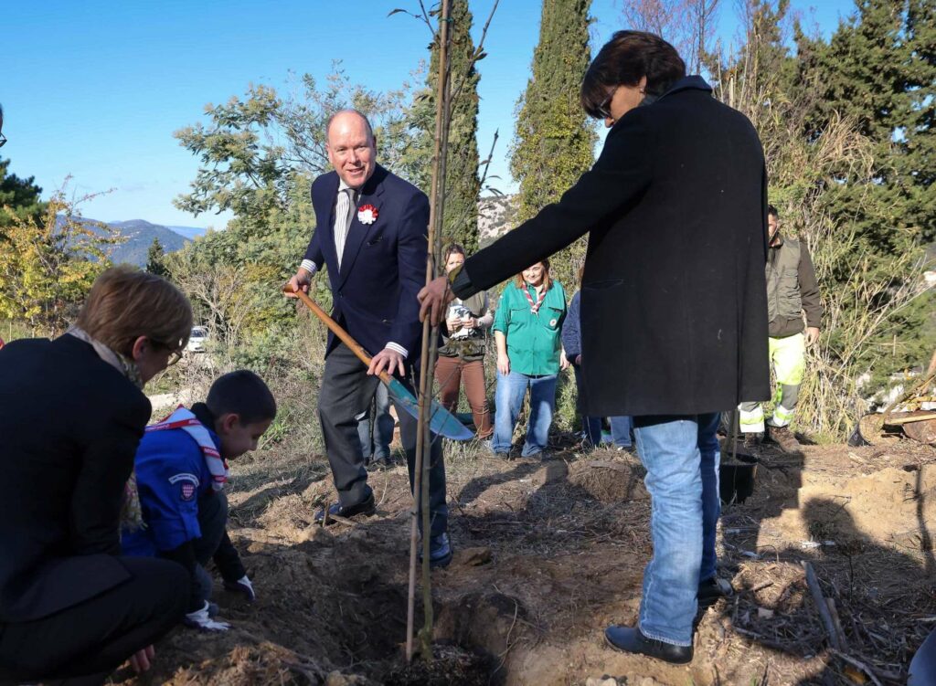 il Principe Alberto II e la Principessa Stéphanie di Monaco si sono recati a La Turbie sabato scorso per partecipare attivamente alla campagna di rimboschimento lanciata dall'Associazione delle Guide e degli Scout di Monaco, presieduta da Marie-Hélène Gamba.