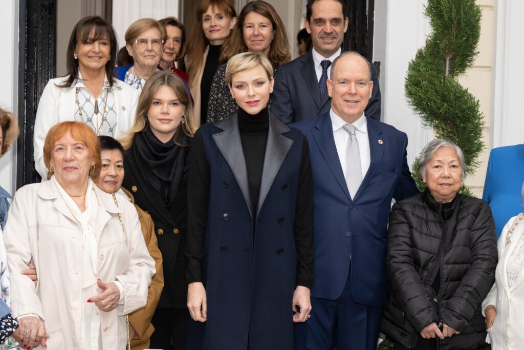 A pochi giorni dalla Festa Nazionale del 19 novembre, le LL.AA.SS. il Principe Alberto II e la Principessa Charlene si sono recati alla Croce Rossa monegasca per la distribuzione di doni alle persone più bisognose