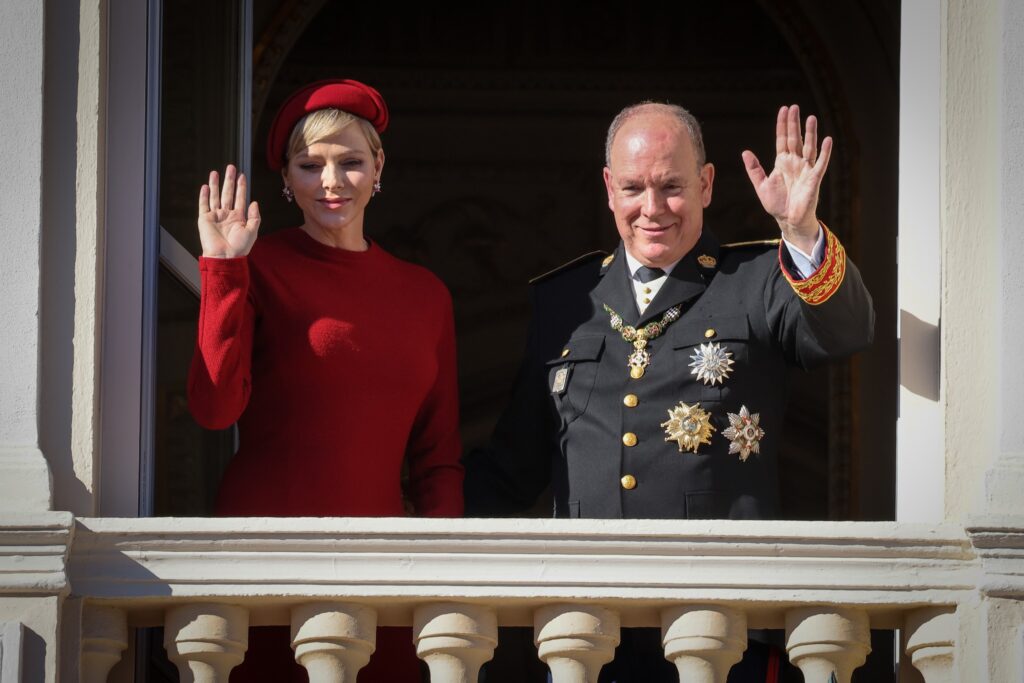 Alla Festa Nazionale di Monaco il Principe Alberto e Charlene rendono omaggio al Principe Ranieri