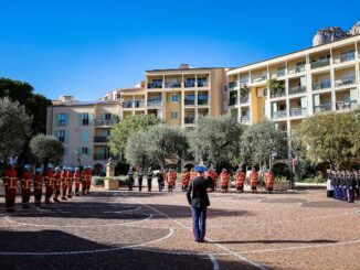 Alla consegna dei caschi dei nuovi vigili del fuoco di Monaco per la prima volta anche una donna