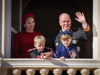 Alla Festa Nazionale di Monaco il Principe Alberto e Charlene rendono omaggio al Principe Ranieri