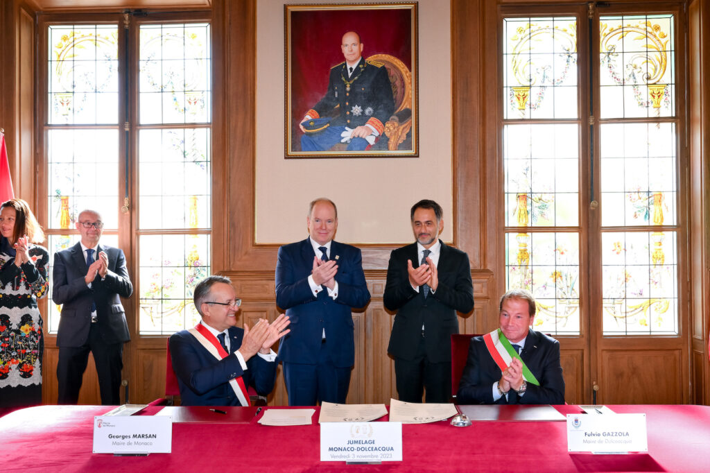 Il giuramento di gemellaggio tra i Comuni di Monaco e di Dolceacqua è stato formalizzato, la mattina di venerdì 3 novembre, nella Salle des Mariages del Municipio di Monaco, alla presenza di S.A.S. il Principe Alberto II.